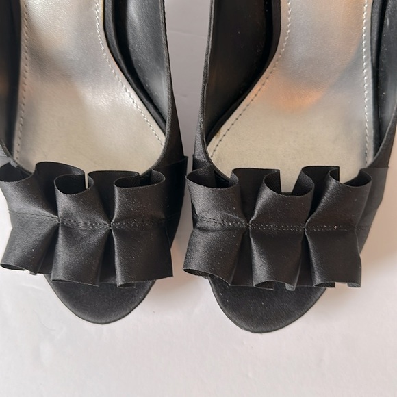 Apt. 9 Black Satin Fabric High Heels Open Toe Fan Detail 3 1/2 inch heel - Picture 9 of 9